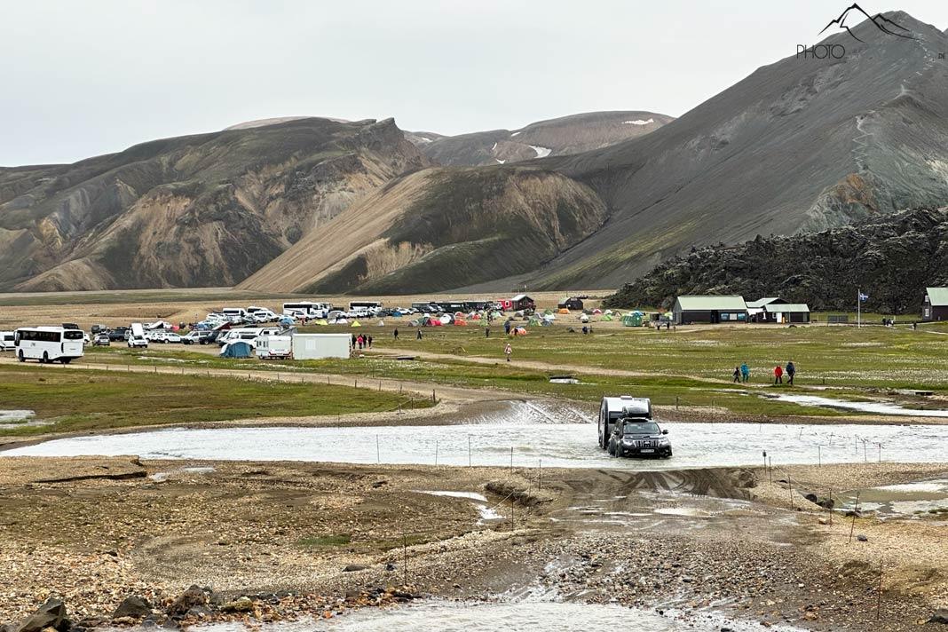 Um veículo 4x4 atravessa o rio em Landmannalaugar