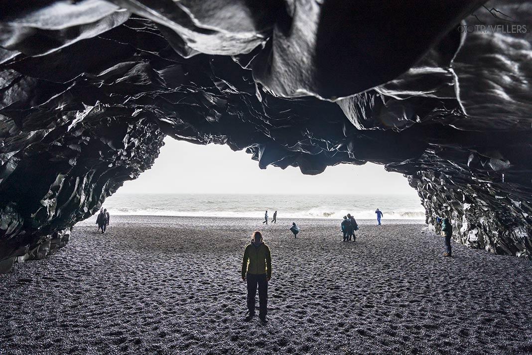 Blogueira de viagem Biggi Bauer em uma caverna na praia de Reynisfjara na Islândia