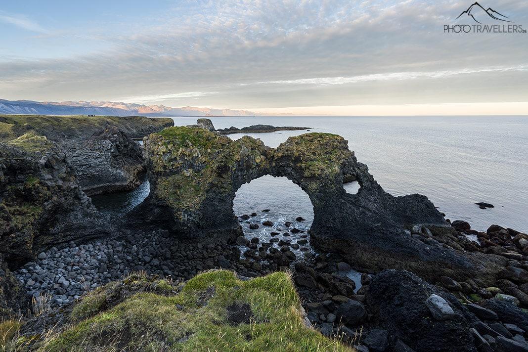 O arco de pedra Gatklettur na costa de Arnarstapi, na Islândia