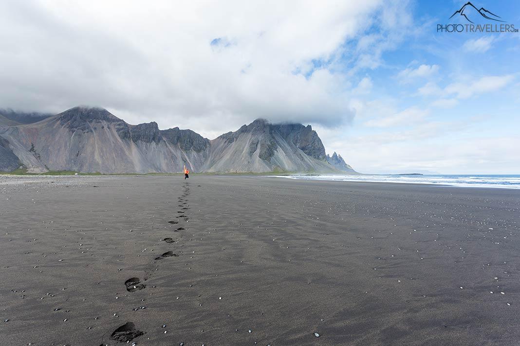 Pegadas na areia preta da península Stokksnes, na Islândia