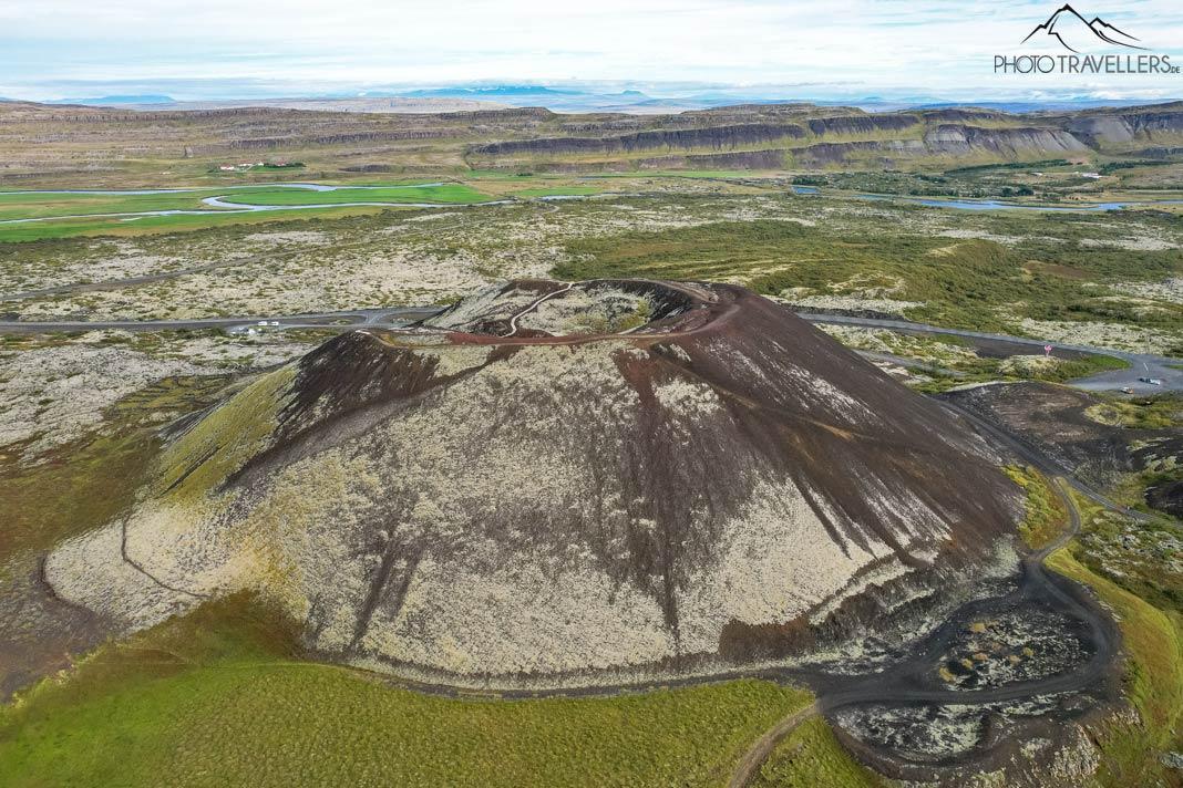 O cratera vulcânica Grábrók vista do ar na Islândia
