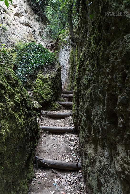 Un chemin étroit à travers la Via Cava dell'Annunziata