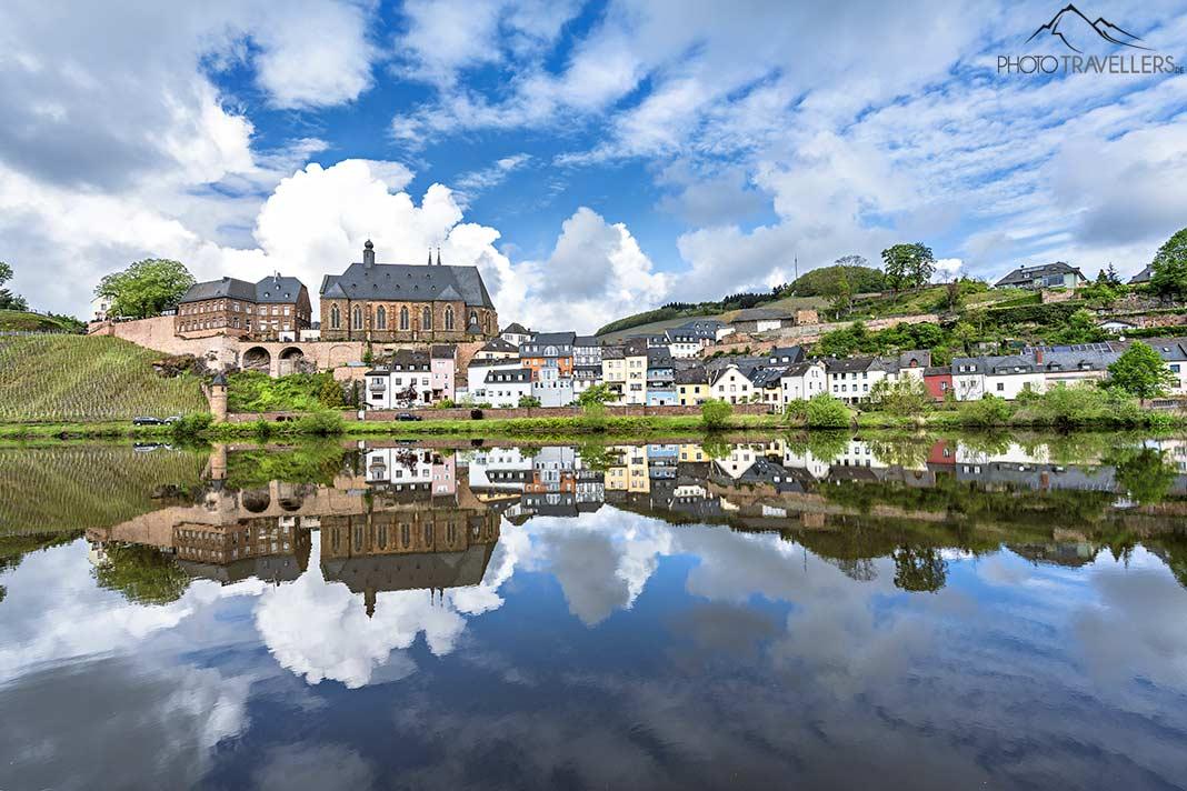 La ville de Saarburg, se reflétant dans l'eau de la Saar