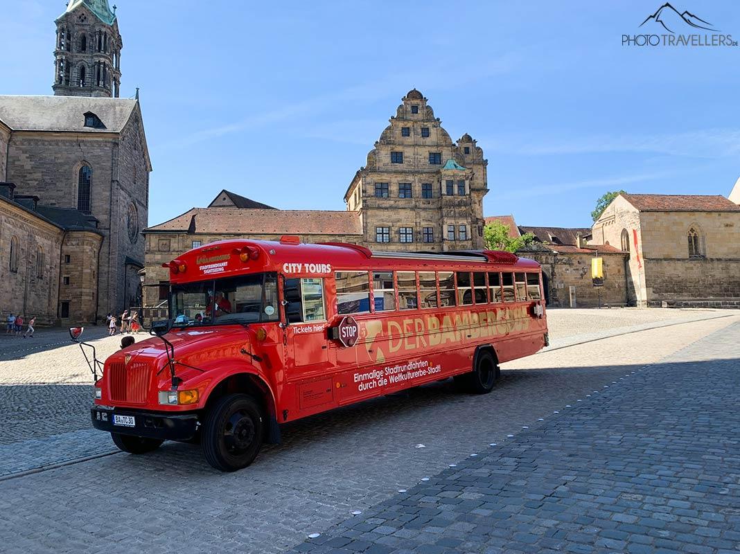 Le bus rouge BambergBus sur la place de la cathédrale de Bamberg.