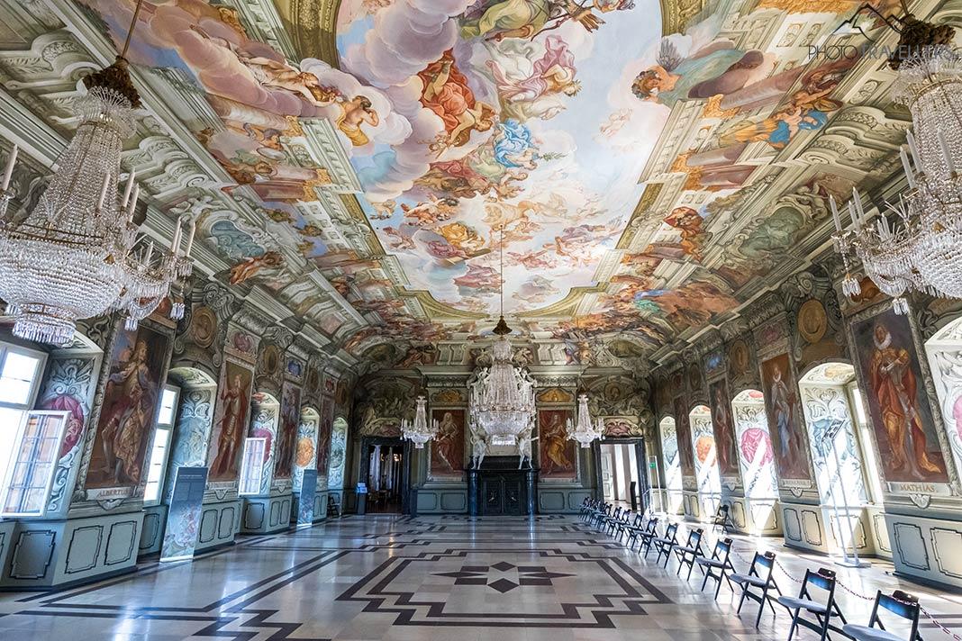 La salle des empereurs richement décorée dans la Nouvelle Résidence à Bamberg.