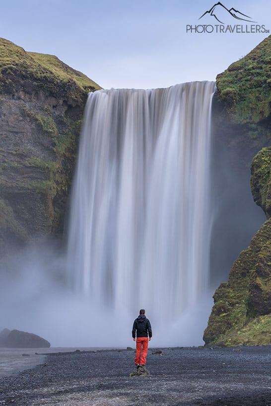 Blogueur de voyage Florian Westermann devant la cascade Skógafoss en Islande