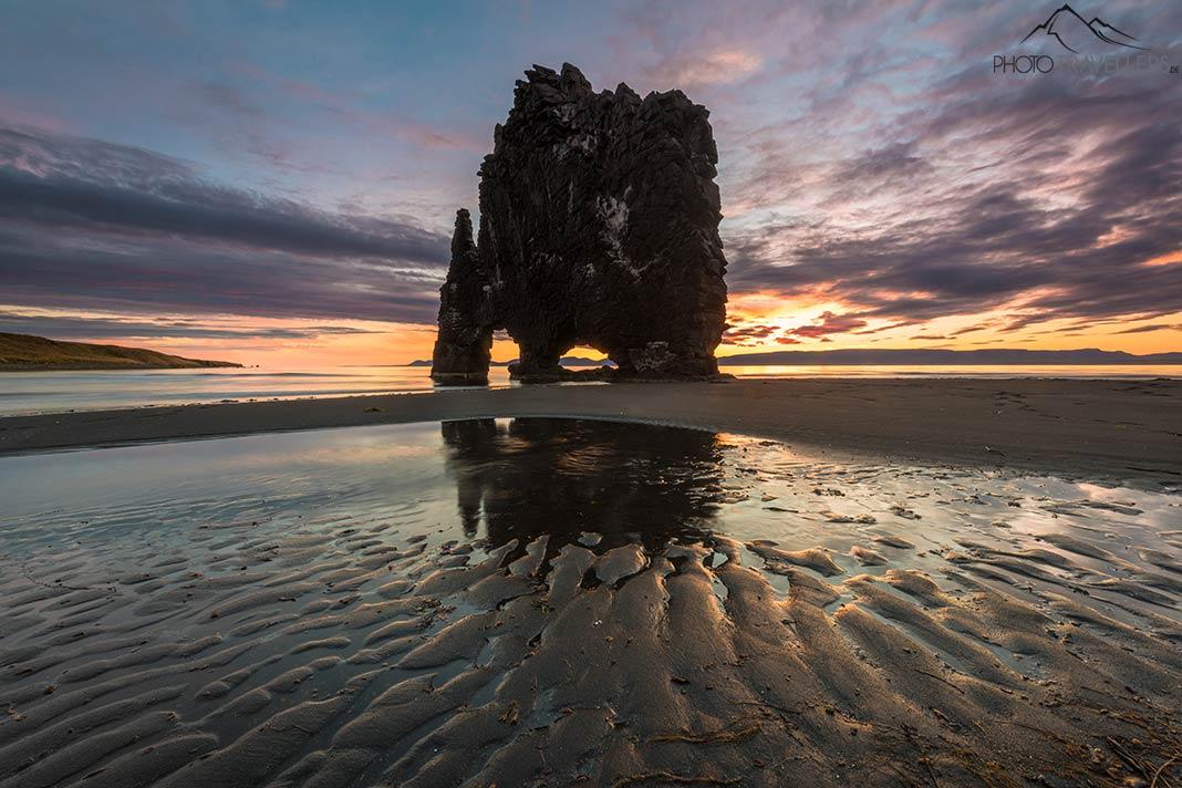 Ambiance matinale au rocher basaltique Hvítserkur en Islande