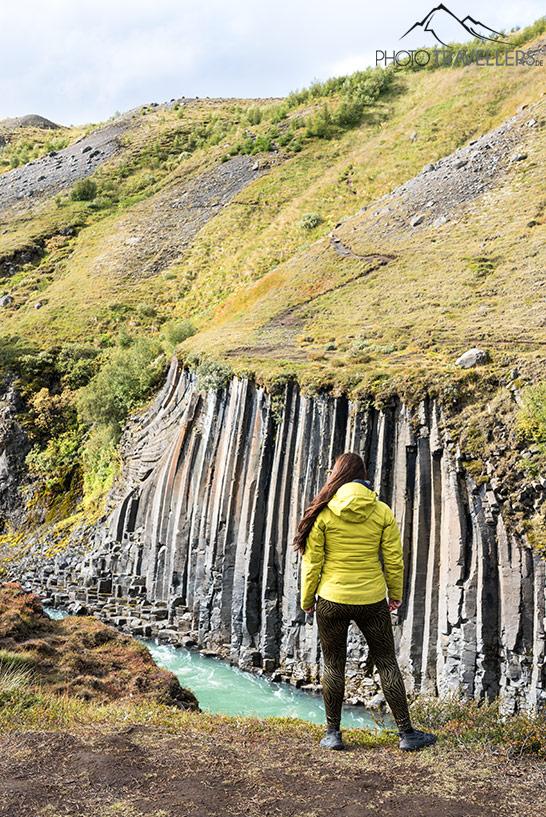 Blogueuse de voyage Biggi Bauer devant le canyon Stuðlagil