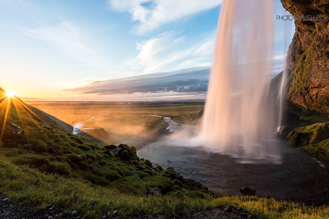 La cascade Seljalandsfoss à la lumière du soir