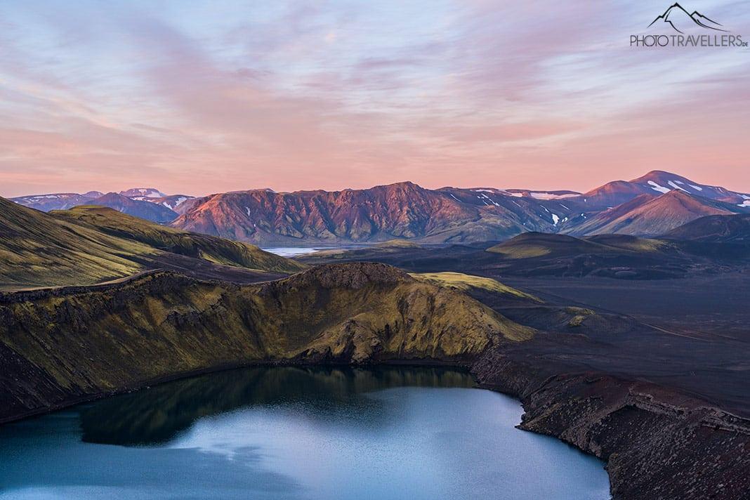 Le lac craterique Bláhylur sous la lumière du lever de soleil
