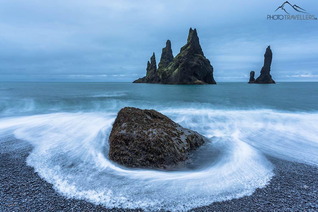 Les rochers dans la mer à la plage de Reynisfjara en Islande