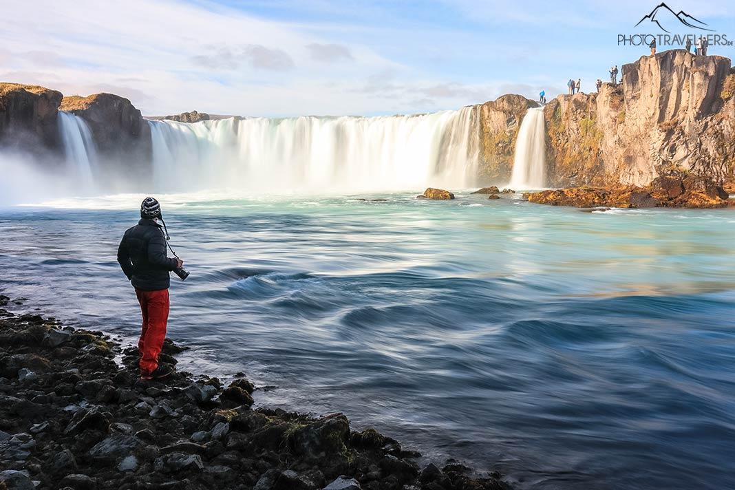 Blogueur de voyage Florian Westermann avec l'appareil photo au Goðafoss