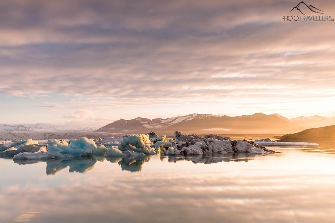 Le lever de soleil sur la lagune glaciaire Jökulsárlón
