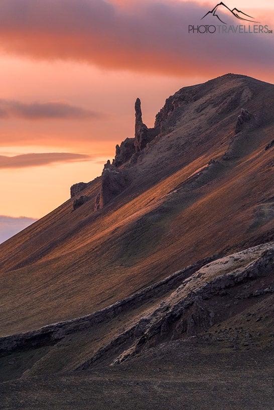 Une formation rocheuse au coucher du soleil dans la région de Landmannalaugar