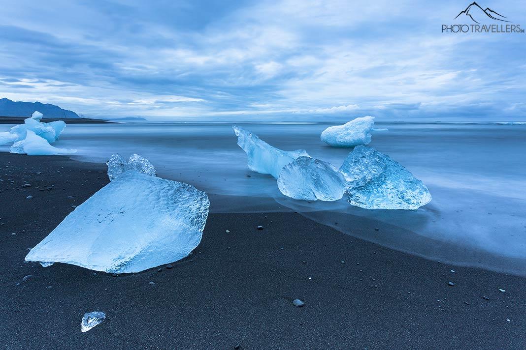Des morceaux de glace sur le Diamond Beach en Islande