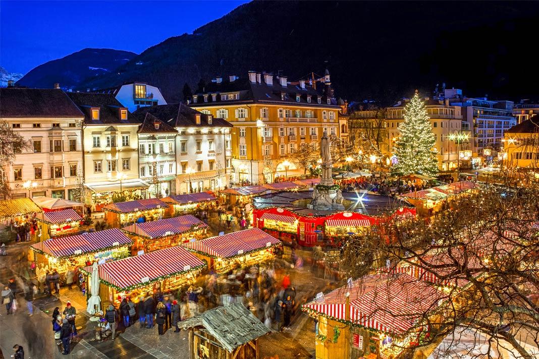 La Plaza Walther en Bolzano se llena de visitantes durante la Navidad, que beben Glühwein en las casetas