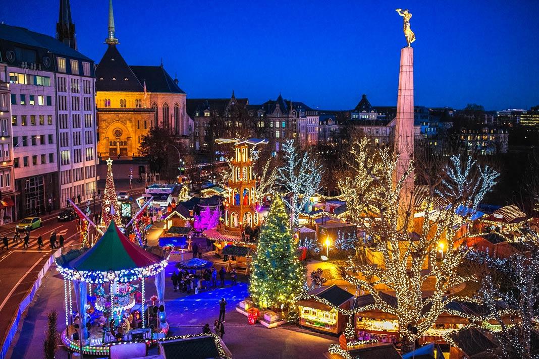 Vista aérea del mercadillo con muchas luces en Luxemburgo