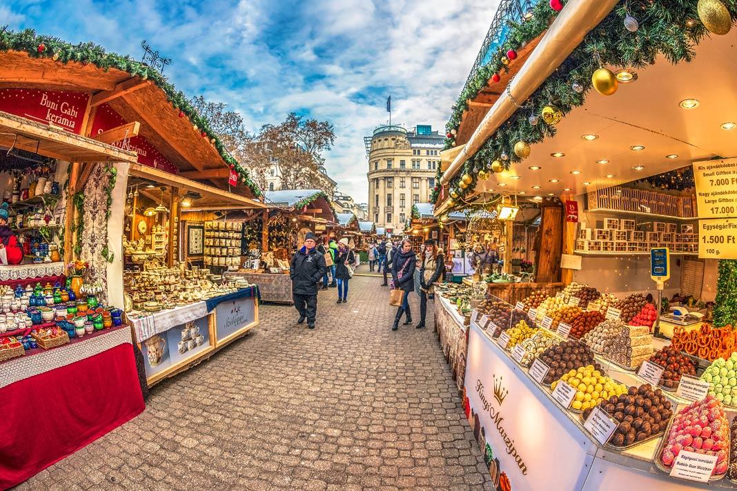 Vista de los puestos del mercadillo en Budapest