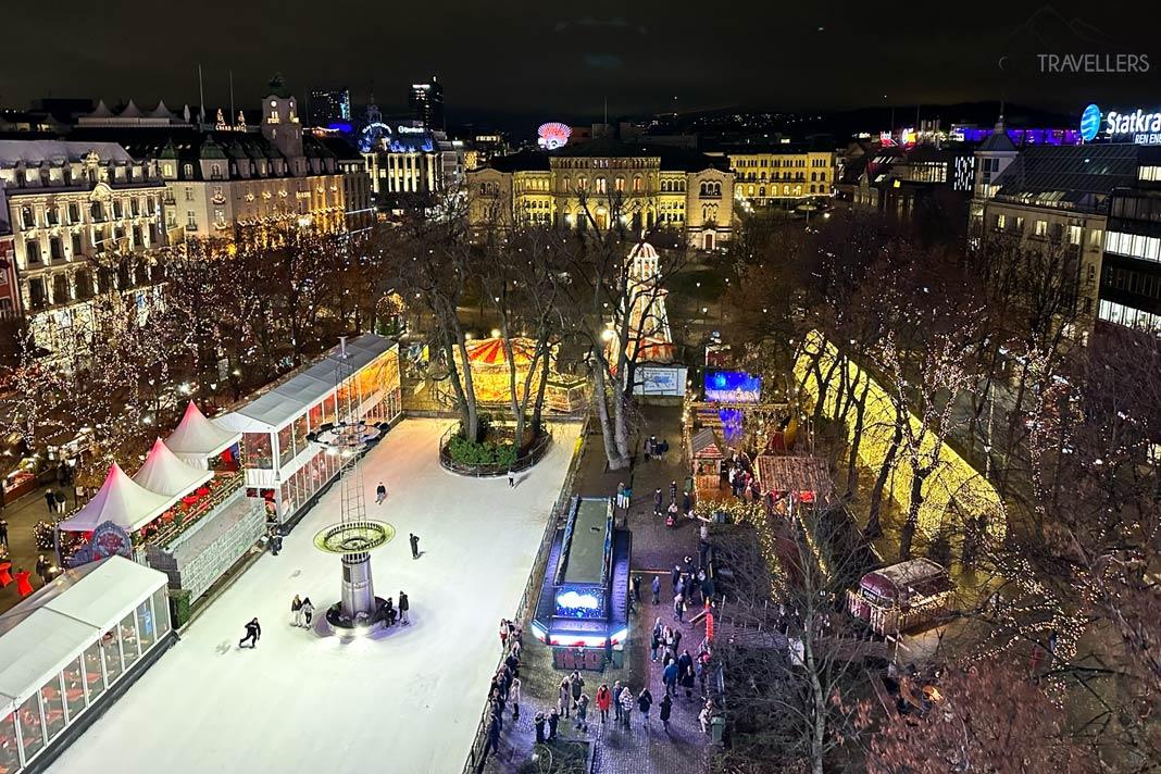 Vista de la pista de patinaje Spikersuppa en Oslo de noche