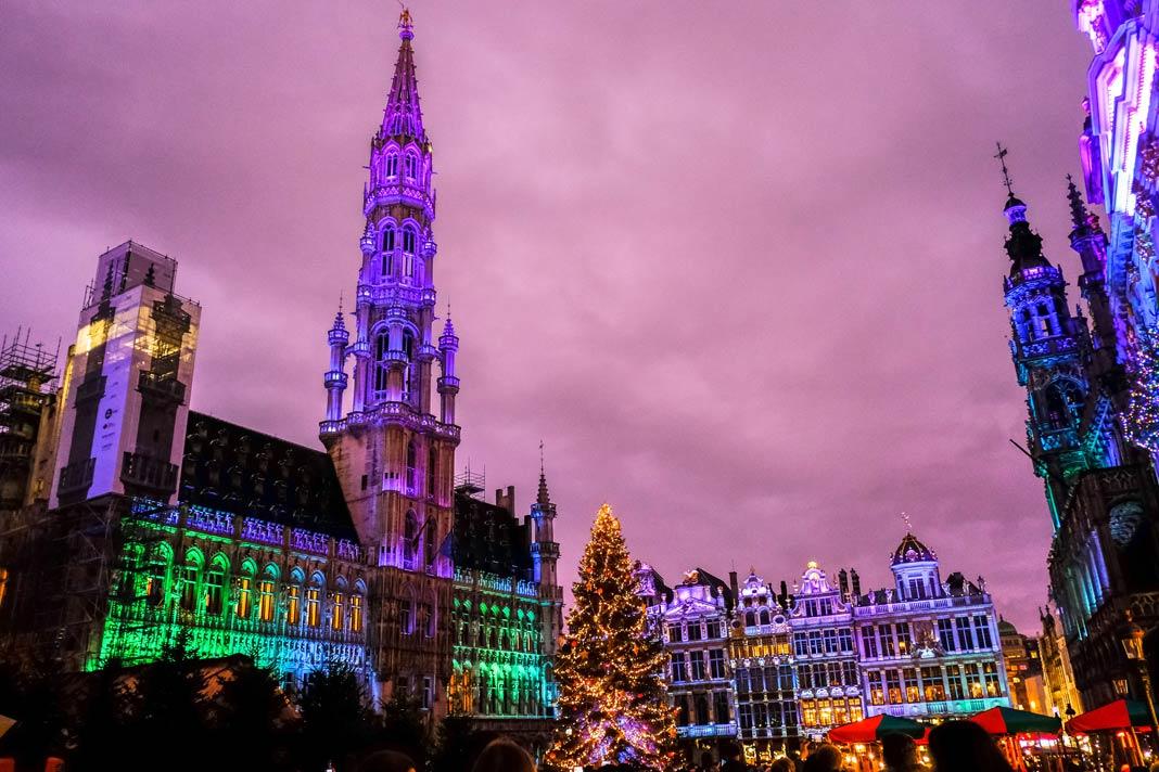 Vista iluminada del mercadillo de Bruselas