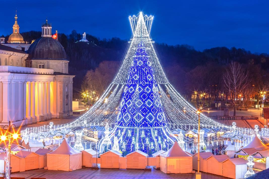 Vista del árbol de Navidad iluminado en el mercadillo de Vilnius