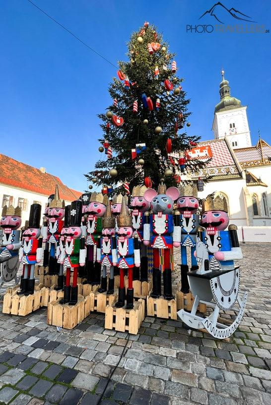 Árbol de Navidad con figuras en Zagreb