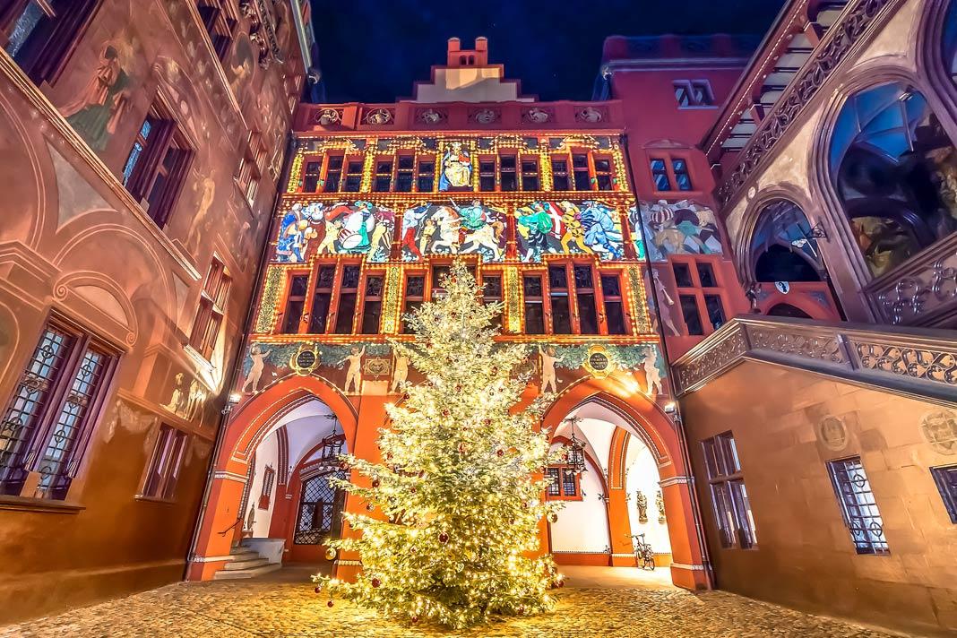 Vista del Ayuntamiento de Basilea con un árbol de Navidad frente a él