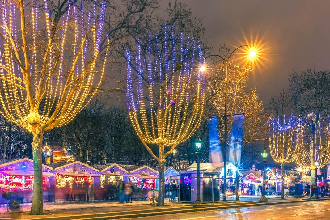 Casetas iluminadas del mercadillo navideño en París