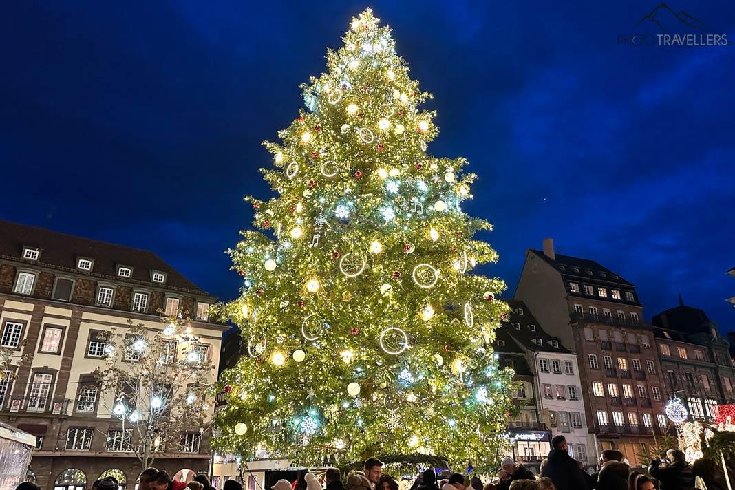 El gran árbol de Navidad en el mercadillo de Estrasburgo