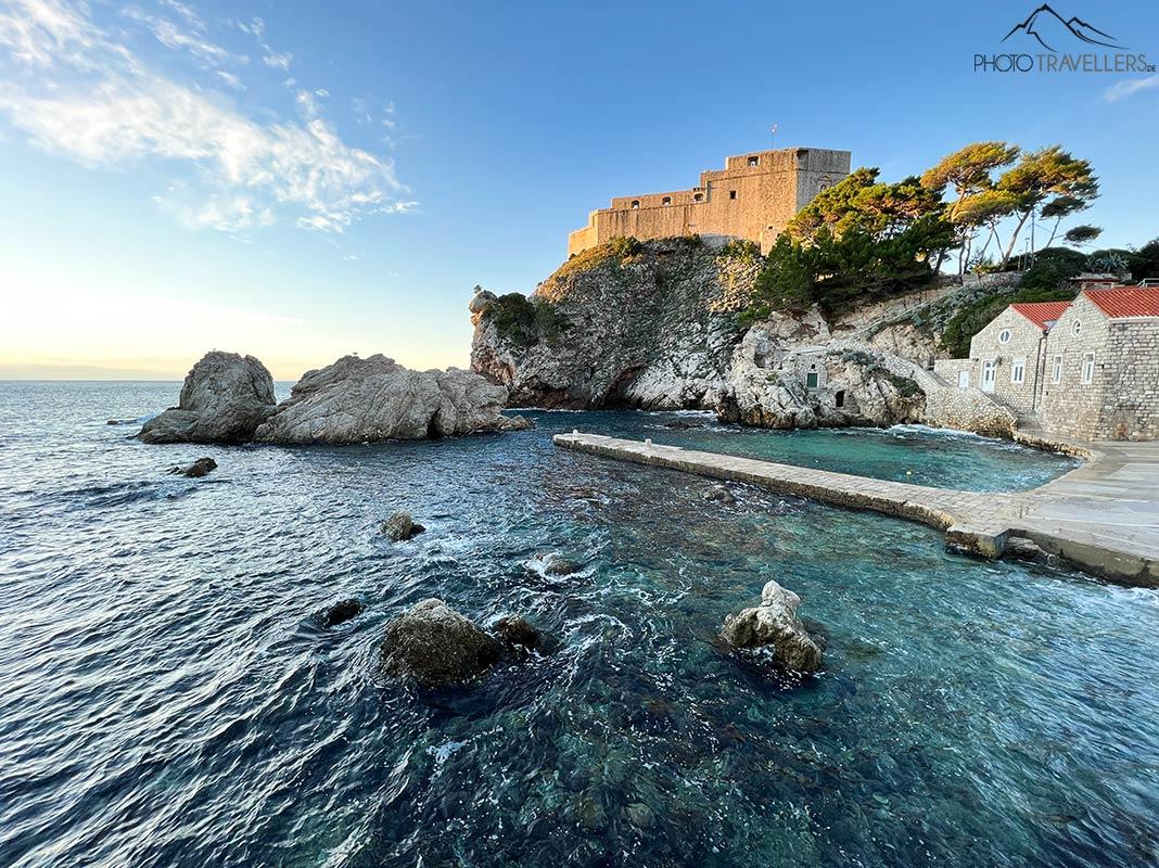 Vue de la baie de Pile avec la forteresse Lovrijenac à Dubrovnik