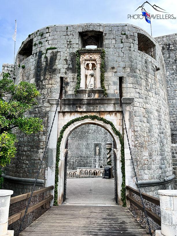 Vue extérieure de la porte Pile à Dubrovnik