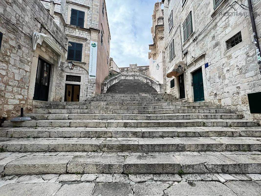 Vue des impressionnantes marches de l'escalier des Jésuites à Dubrovnik