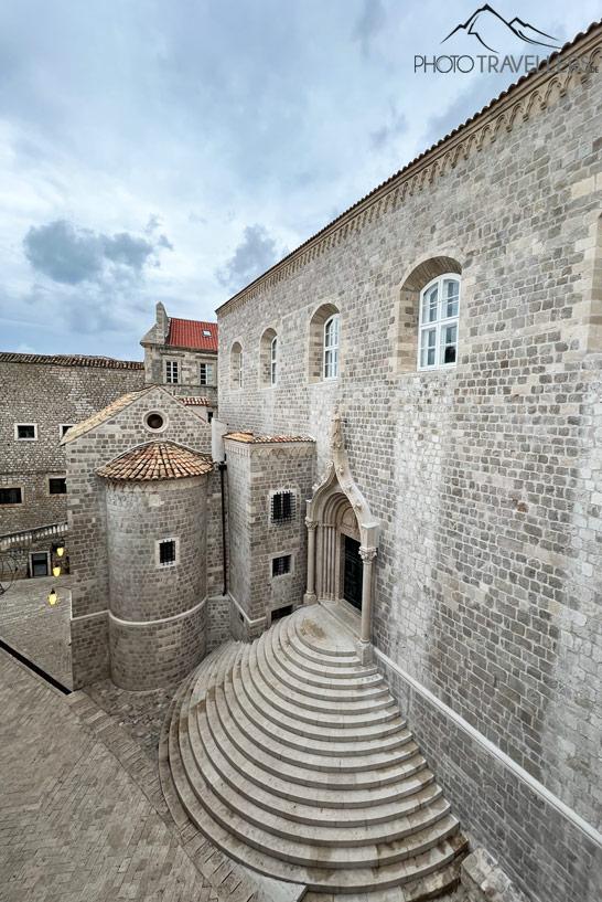 Le couvent franciscain avec la rue St. Dominique à Dubrovnik