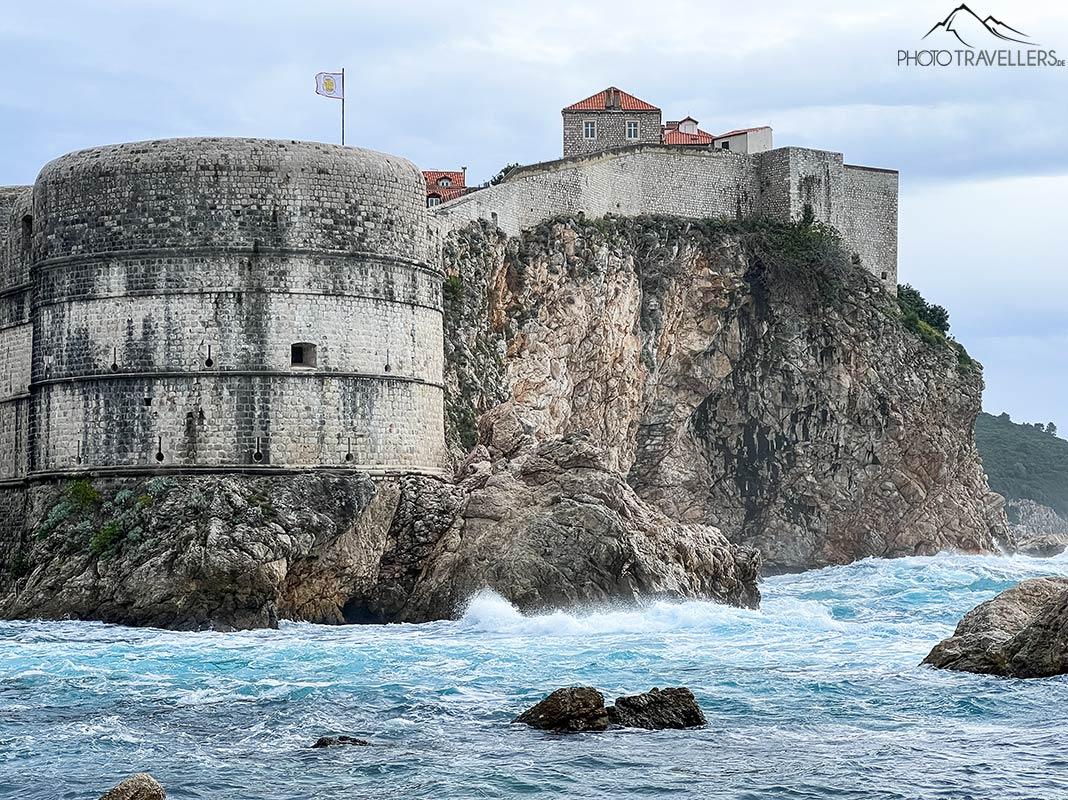 Vue de l'eau sur la forteresse Bokar à Dubrovnik