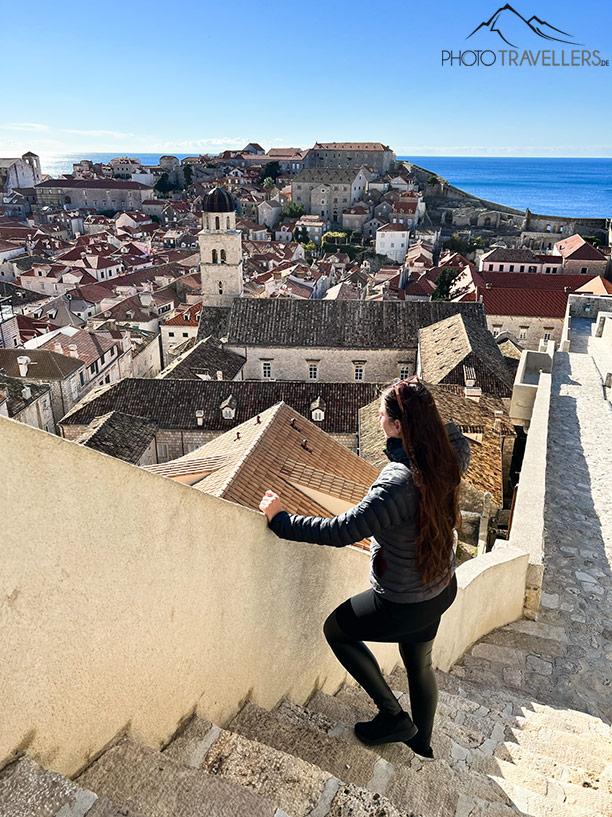 Vue de Flo sur les remparts de Dubrovnik avec une vue magnifique