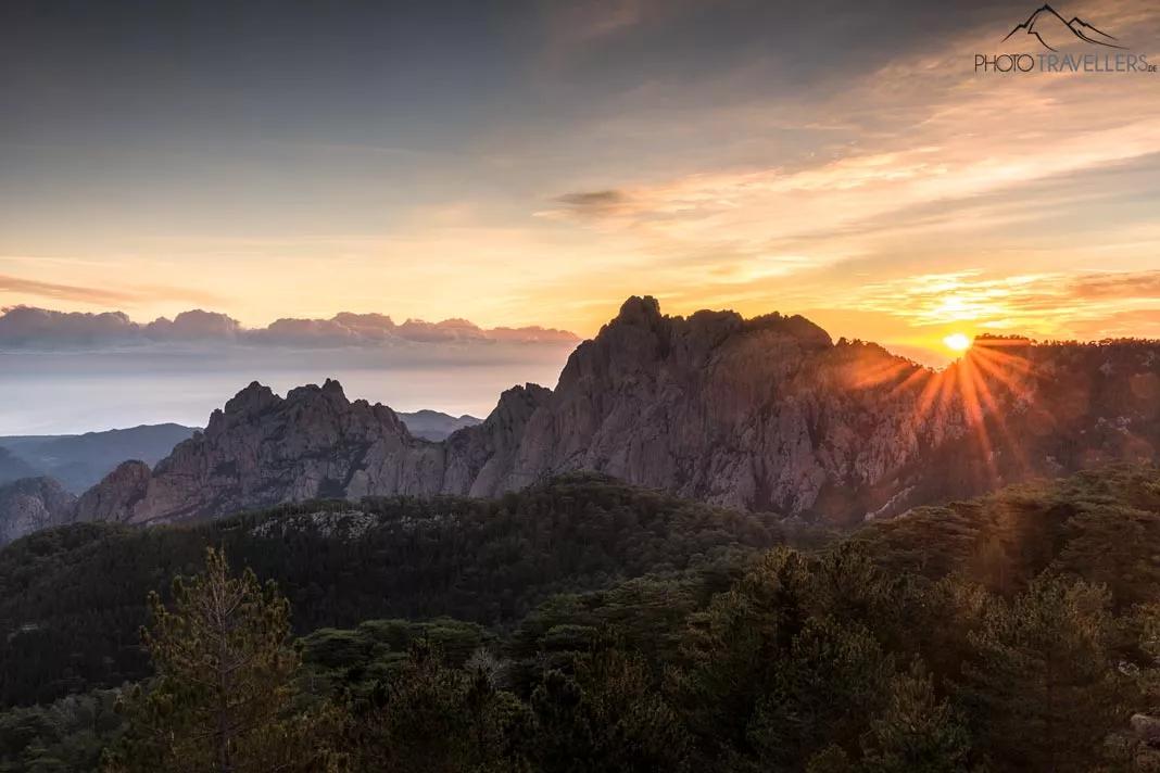 O sol se levanta pela manhã sobre uma cadeia de montanhas na Córsega