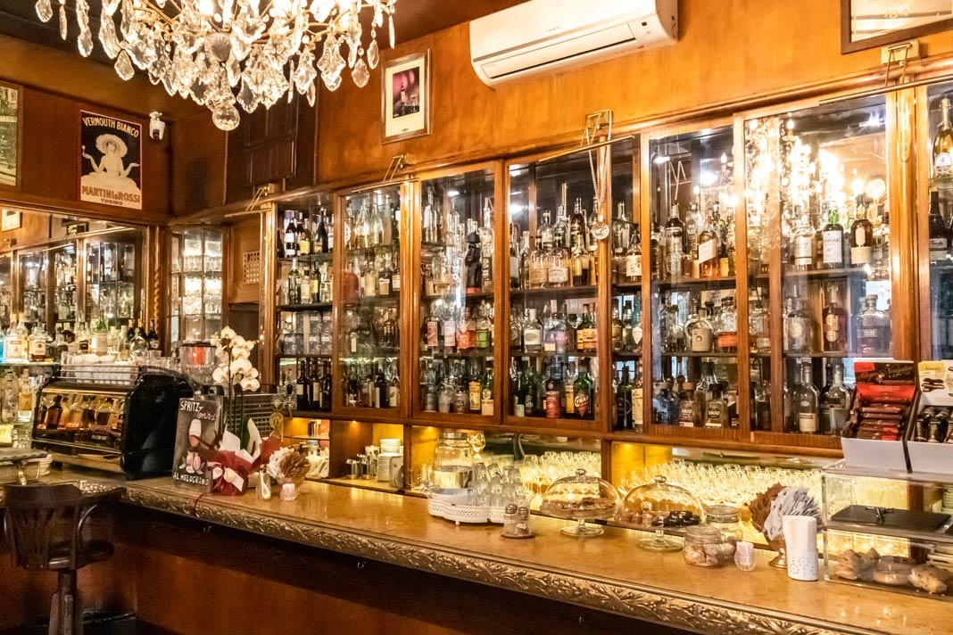 El Antico Caffè Torinese se distingue con un impresionante candelabro