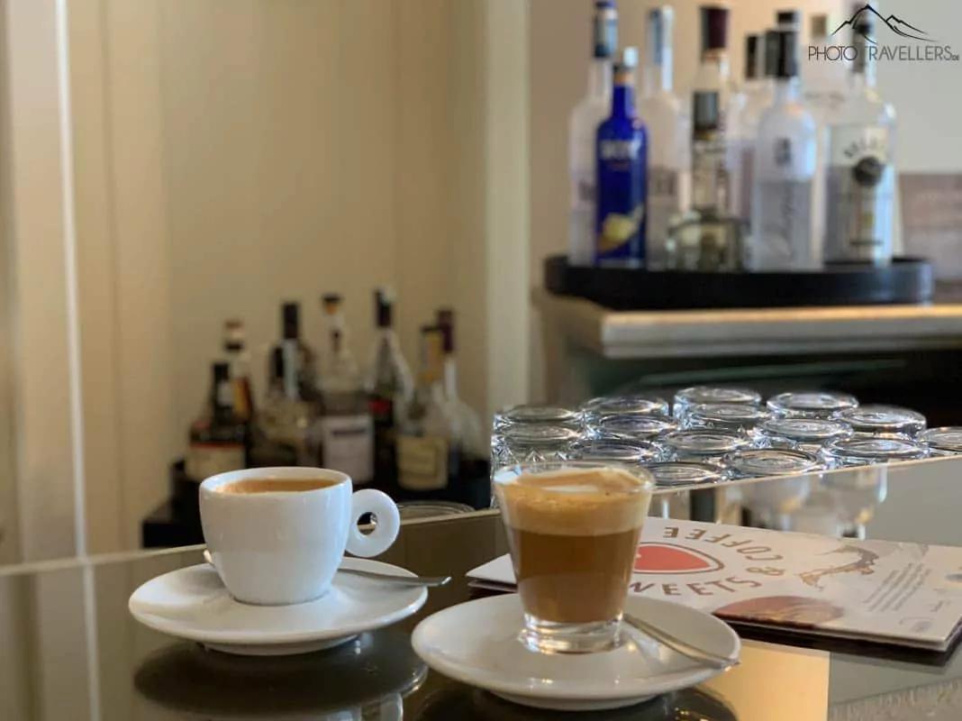 Tomando café con estilo en la barra del Hotel Savoia Excelsior Palace