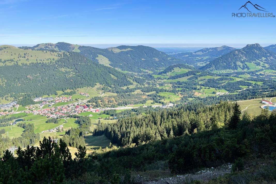 Vue d'en haut du village de montagne d'Oberjoch près de Bad Hindelang