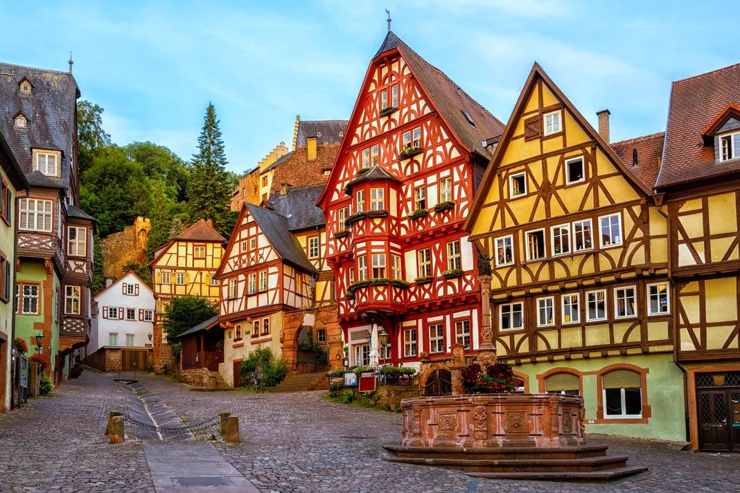 Maisons à colombages colorées sur la place du marché de Miltenberg en Basse-Franconie