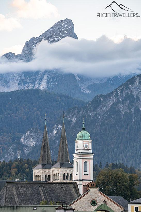 Vue sur l'église de la collégiale Saint-Pierre et Saint-Jean-Baptiste à Berchtesgaden