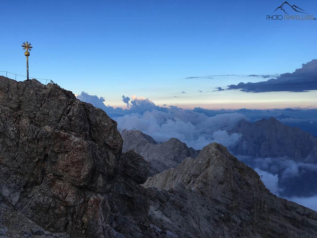 Le sommet du Zugspitze dans la lumière du crépuscule