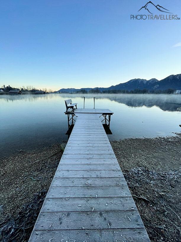 Un pont au-dessus d'un lac de montagne dans les Alpes sous la lumière du matin
