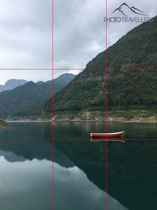 Un canoë sur un lac dans la règle du Golden Ratio