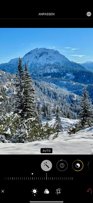 Une photo de montagne en hiver dans l'application d'édition de photo de l'iPhone