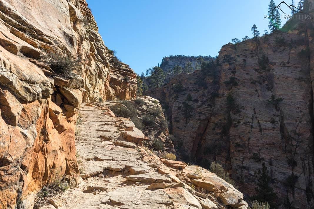 Le sentier menant au Point d'Observation descend dans une paroi rocheuse