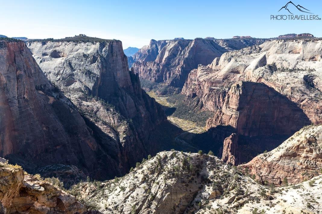 La vue depuis le Point d'Observation dans le canyon de Zion avec Angels Landing