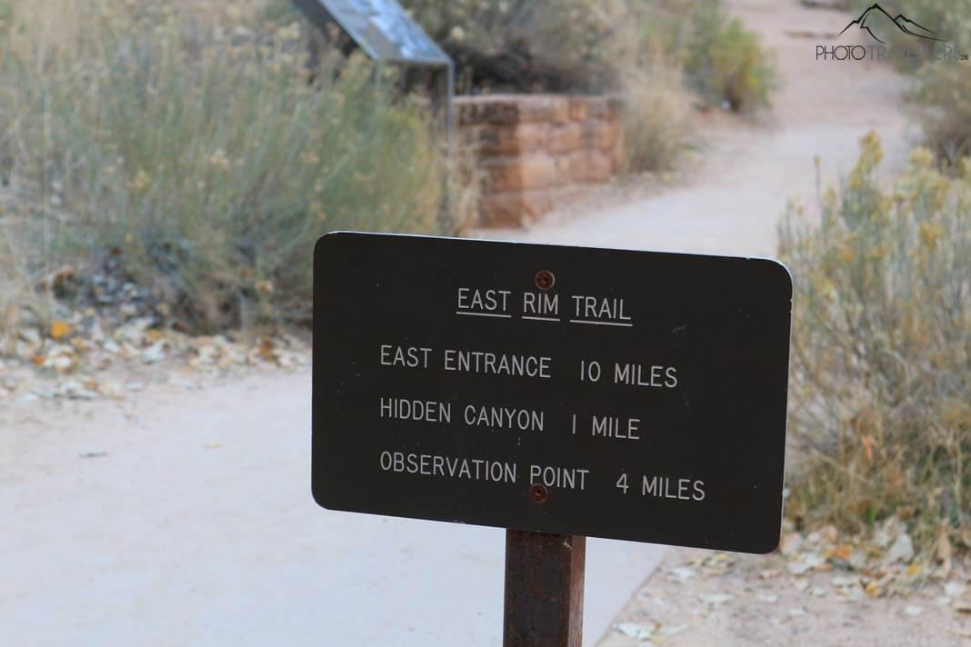Un panneau directionnel pour le sentier East Rim vers le Point d'Observation