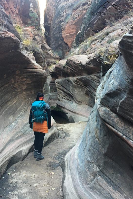 La blogueuse voyage Biggi Bauer dans le Canyon de l'Écho dans le parc national de Zion