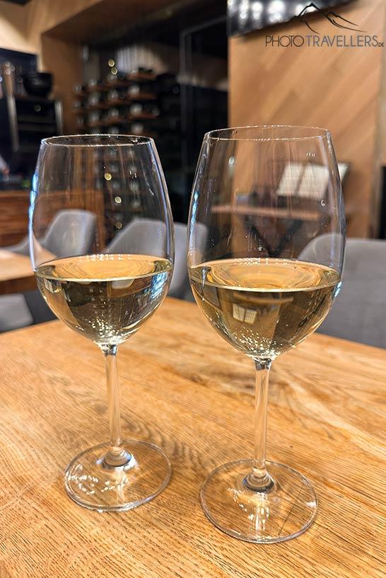 Dos copas de vino blanco en una cata de vinos
